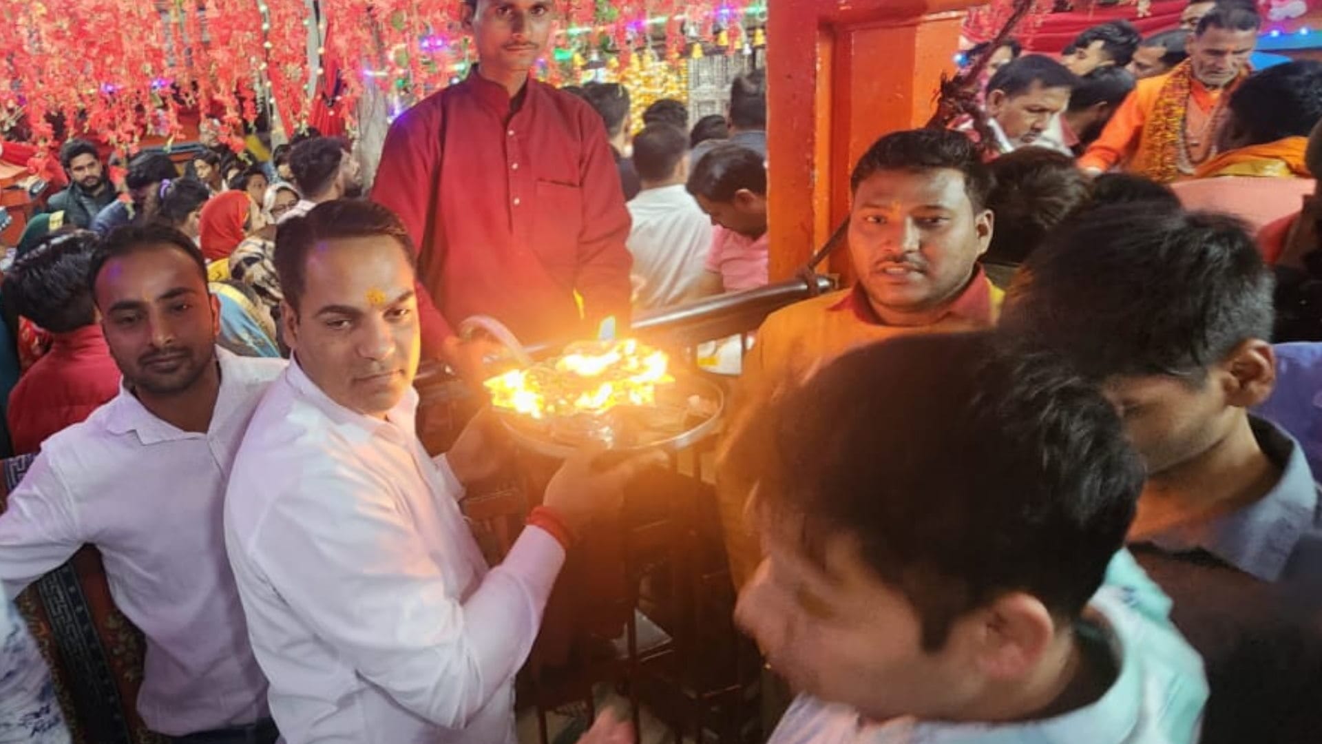 Chaitra navratri 2023 devotees Crowd in temples of Maa Durga ghatsthapna kalash sthapna watch Photos