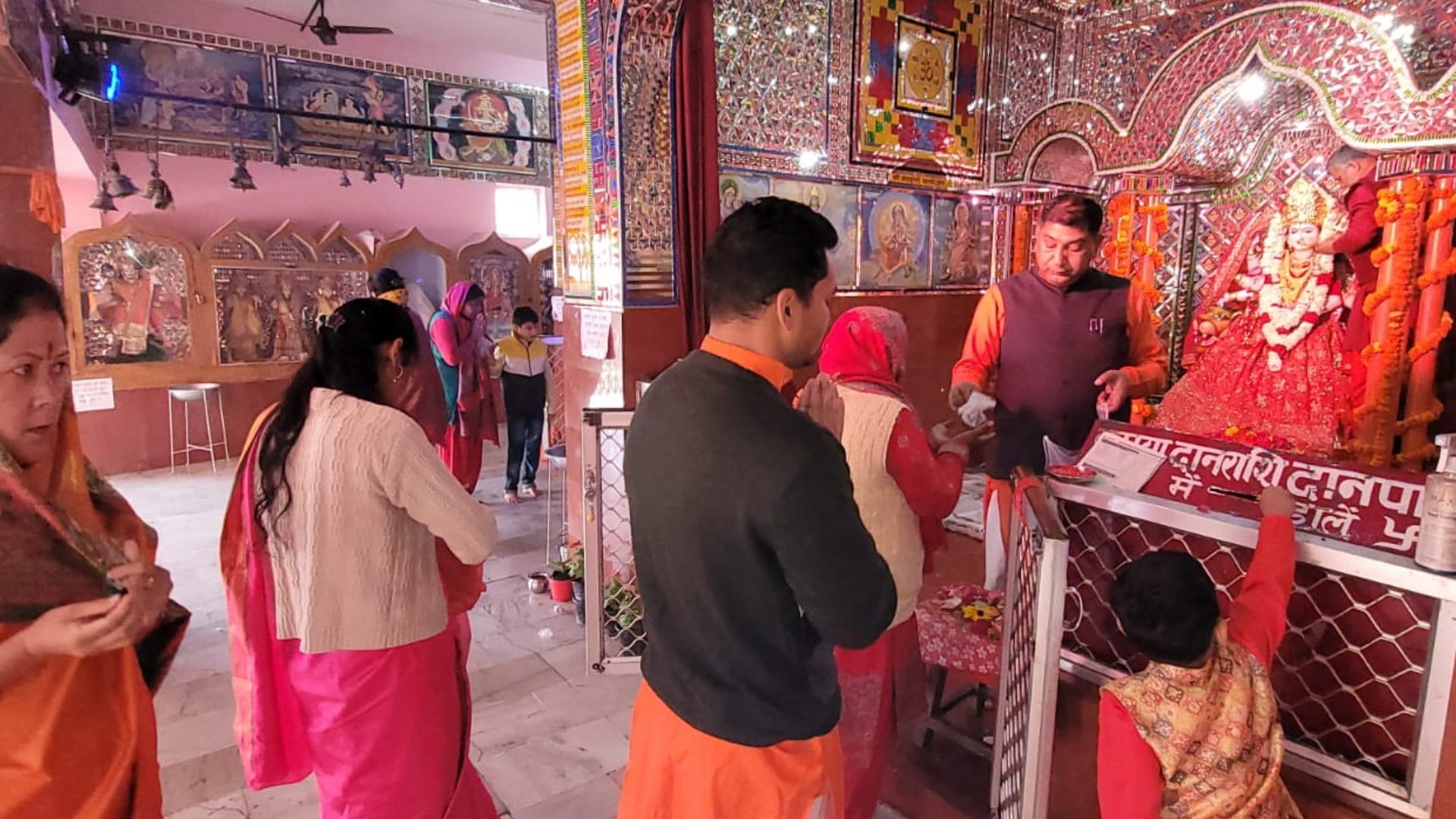 Chaitra navratri 2023 devotees Crowd in temples of Maa Durga ghatsthapna kalash sthapna watch Photos