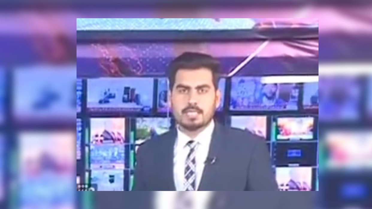 pakistan anchor continues reading news amid strong earthquake shakes entire studio see horrifying video