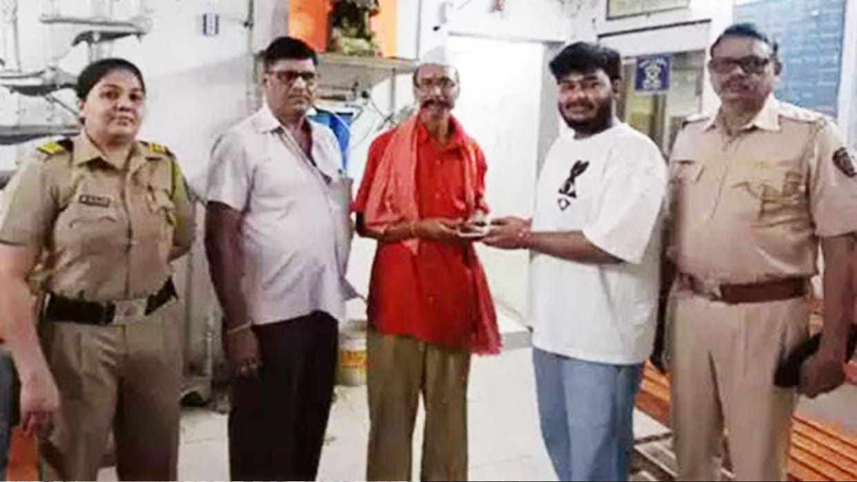 Amitabh Bachchan makeup artist deepak sawant phone lost coolie dashrath daund found it and return it to police
