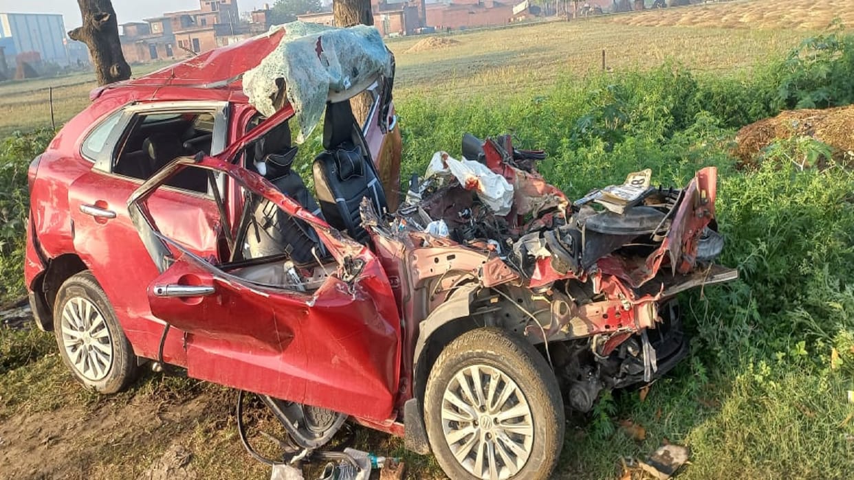 Big road accident in Badaun uncontrollable car rammed into sugarcane trolley