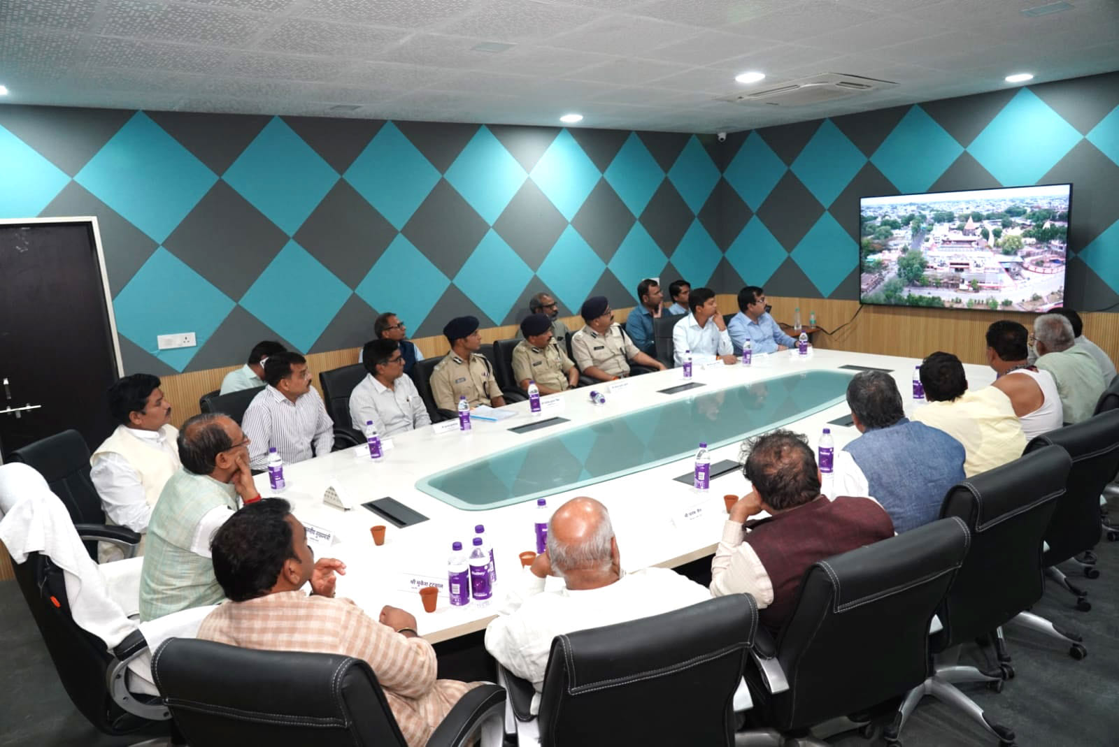 Shivraj reviewed the second phase of Mahakal Lok, said - complete the work by July