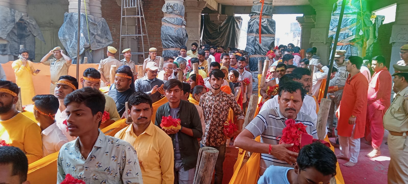 Crowd of devotees gathered at Maa Vindhyavasini Dham in Mirzapur, queue started from four o'clock to see the m