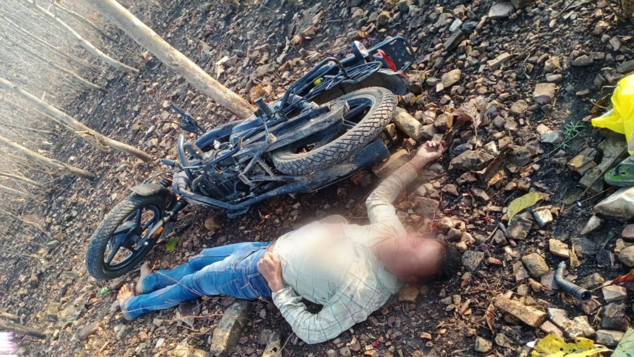 Uncontrolled bike fell into ditch in Muda of Sidhi district, rider seriously injured