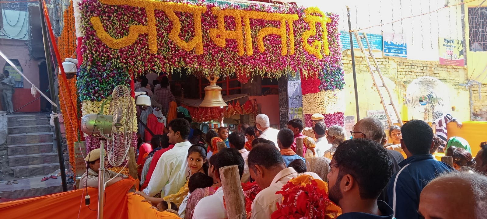 Crowd of devotees gathered at Maa Vindhyavasini Dham in Mirzapur, queue started from four o'clock to see the m
