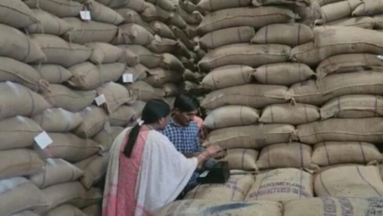Unique case of misappropriation in Sehore district, warehouse manager increased weight by adding water to gram