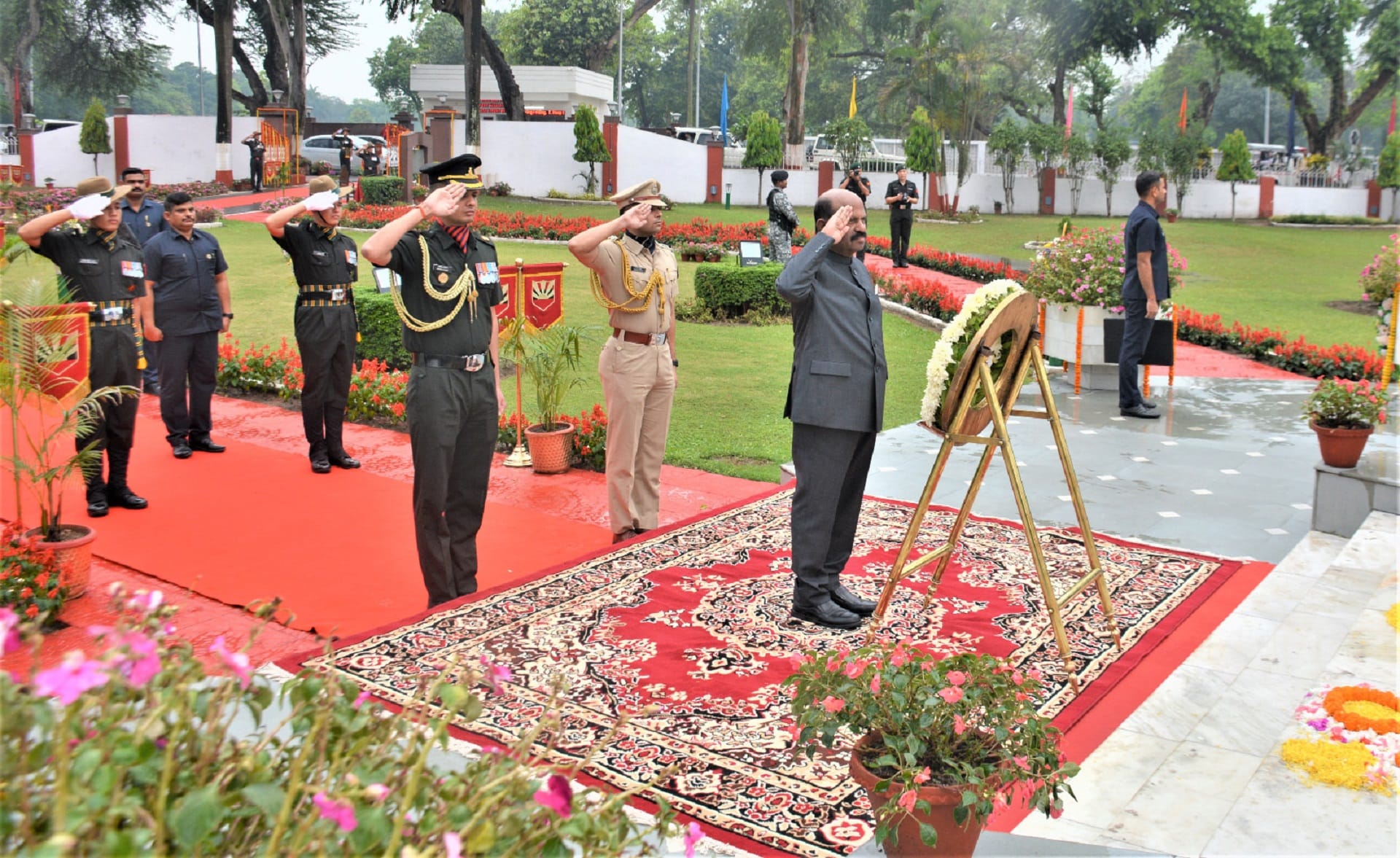 West Bengal Governor CV Anand Bose paying homage at Fort William