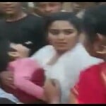 घायल बच्चे को लेकर दौड़ती मां