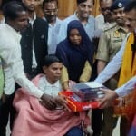 घर वापस पहुंचा युवक।