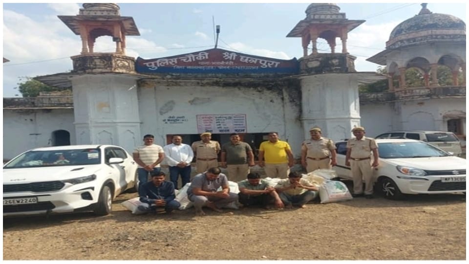 4 smugglers arrested in Jhalawar 2 lakh cash 150 kg doda powder and 2 luxury cars recovered