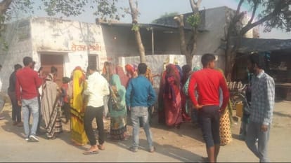 पति हुए शराबी: शराब की दुकान पर फूटा महिलाओं का गुस्सा, शराबियों को दौड़ाया; ठेके के बैनर में लगाई आग शराब के ठेके पर हंगामा करती महिलाएं
