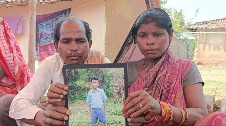 अपने एकलौते बेटे की फोटो लिए बीरेंद्र के माता-पिता।