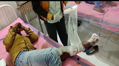 हादसे में घायल लोगों को इलाज अस्पताल में चल रहा है।
