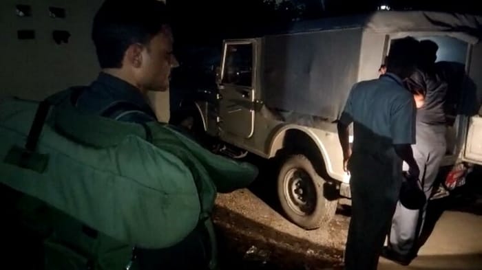 बम निरोधक दस्ते ने मीडियाकर्मियों को भी दूर रखा और अधिक जानकारी नहीं दी।