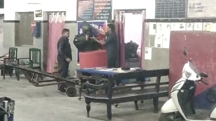 सीवान जीआरपी थाने के अंदर झोला रखा गया था, इसलिए स्टेशन पर यात्रियों को पता नहीं चला।