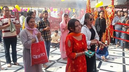 Jammu: Devotees queued up from morning to night for the blessings of mata
