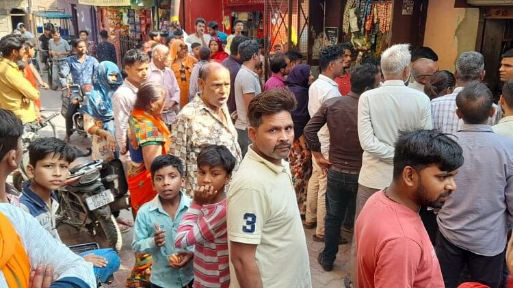 Meerut : कूट्टू से बना भोजन खाने से सौ से ज्यादा लोग बीमार, मचा हड़कंप, दुकानदार को पुलिस ने उठाया मौके पर मौजूद भीड़