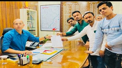 छत्तीसगढ़: जेसीसीजे ने किया बॉलीवुड सिंगर अर्जित सिंह के कार्यक्रम का विरोध, कलेक्टर को सौंपा ज्ञापन जेसीसीजे ने कलेक्टर को सौंपा ज्ञापन