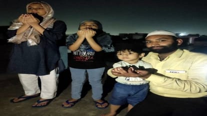 रमजान के चांद को देखते हुए परिवार