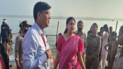 गंगा घाटों का निरीक्षण करती मिर्जापुर डीएम