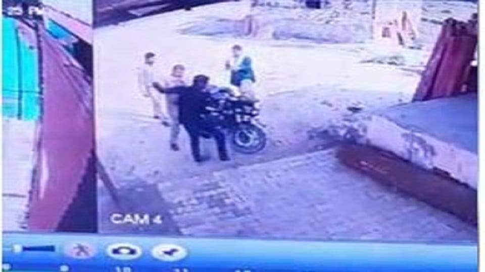 Policemen thrashed businessman with kicks snatched 10 thousand rupees by showing fear of sending him to jail