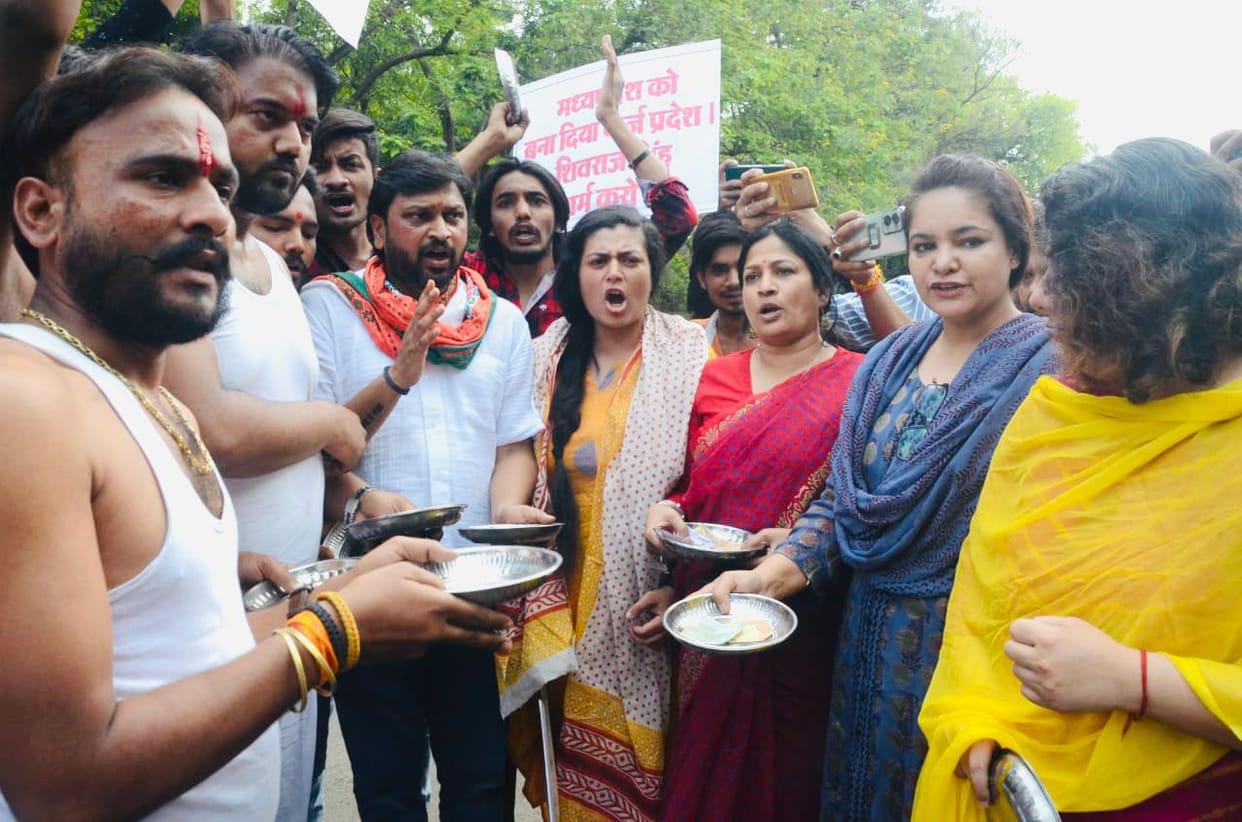 Bhopal News: Ignoring the youth and protesting against the youth policy, the Congress begged