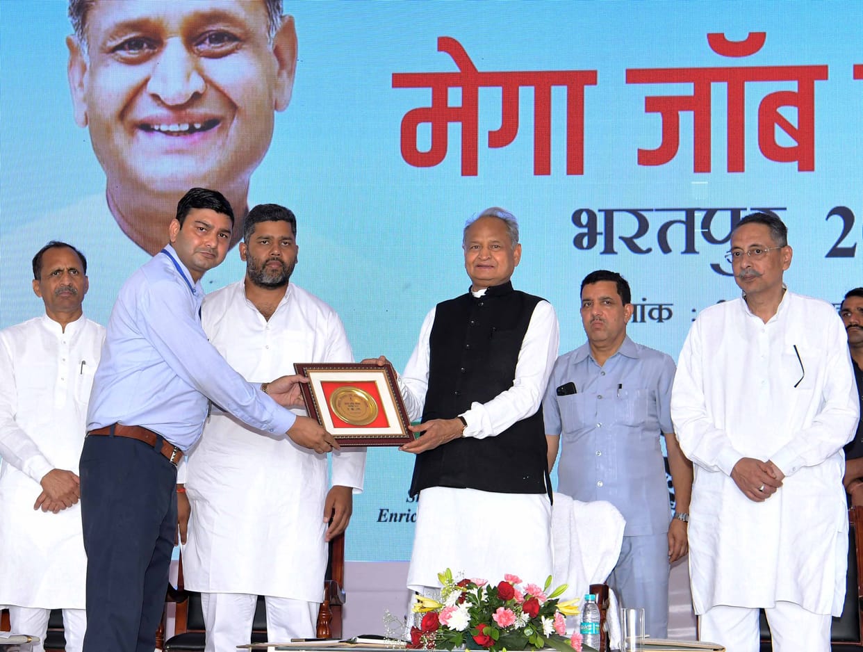 Rajasthan: Cm gehlot visit bharatpur mega job fair, distributed offer letters, announced 100 job fair in state