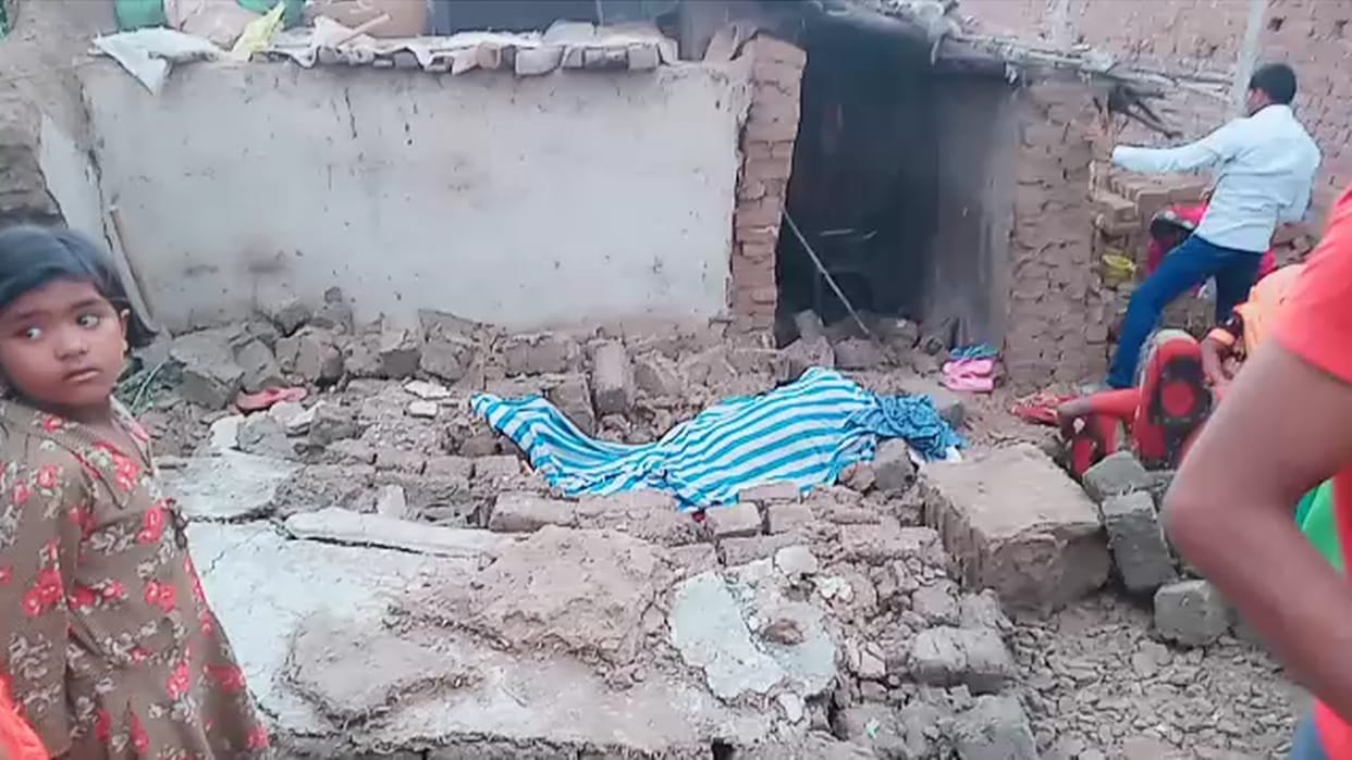 chhattisgarh Woman died due to raw wall collapse in kabirdham