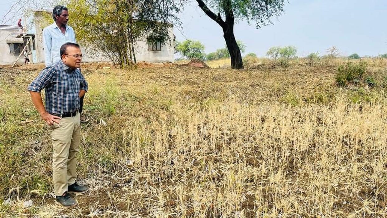 Kabirdham Collector Janmejay Mahobe observed the condition of the crop after the rains