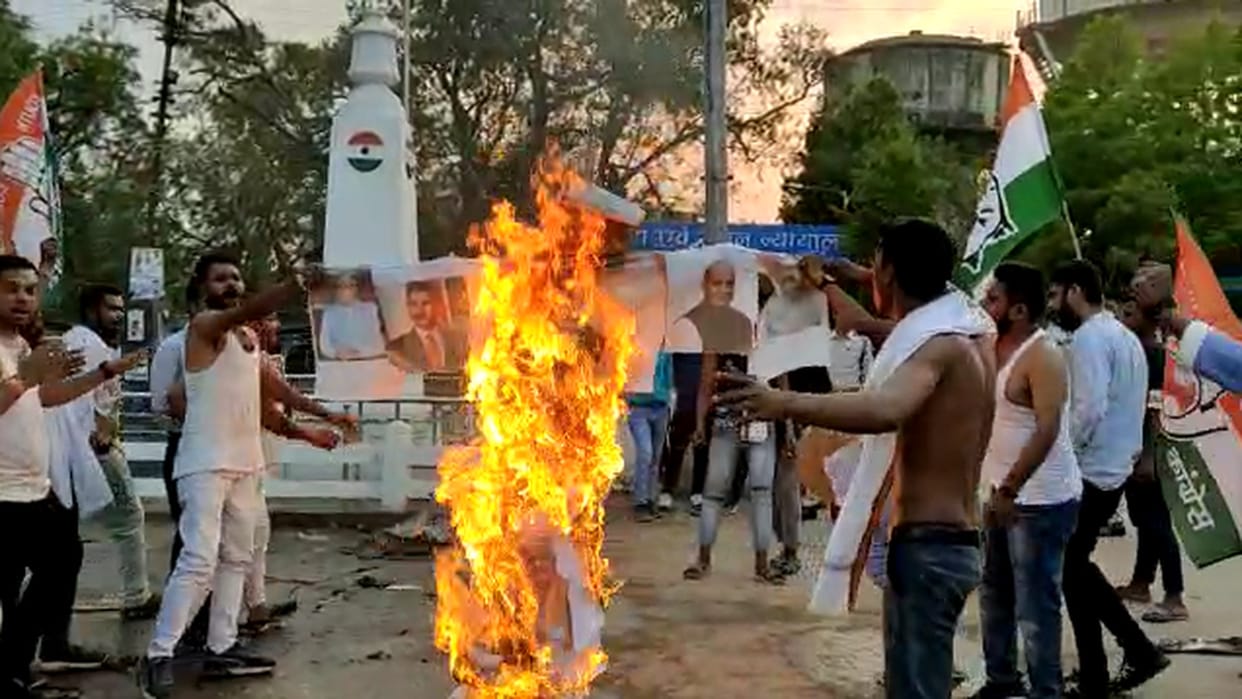 chhattisgarh youth Congress burnt bjp leaders effigies on rahul punishment in balod