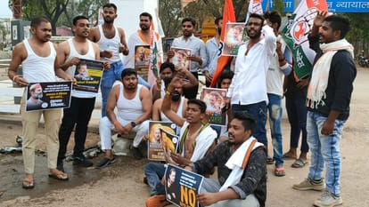 chhattisgarh youth Congress burnt bjp leaders effigies on rahul punishment in balod