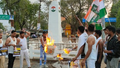 chhattisgarh youth Congress burnt bjp leaders effigies on rahul punishment in balod