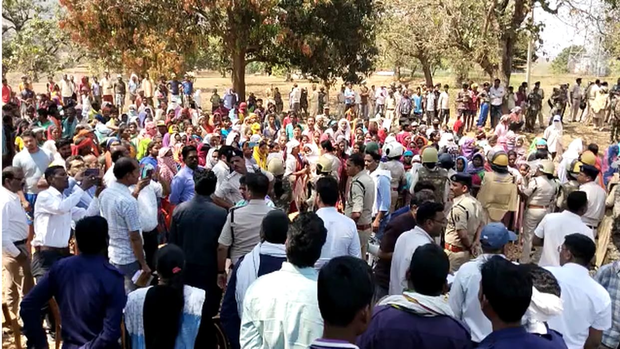 chhattisgarh villagers protest against aluminum plant with sticks in ambikapur