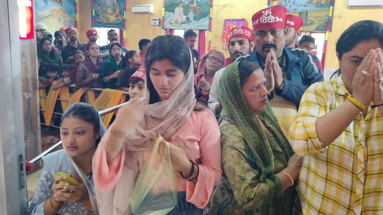 Samba: Crowd of devotees gathered in Chichi Mata dc samba Anuradha Gupta also bowed down