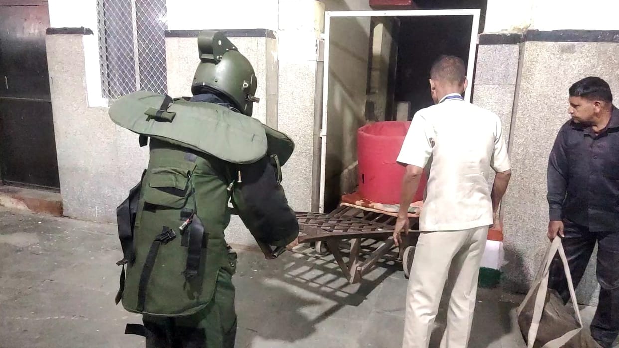 Bomb in Gwalior Express : Explosives found in the train at siwan station in Bihar, chaos at rail police statio
