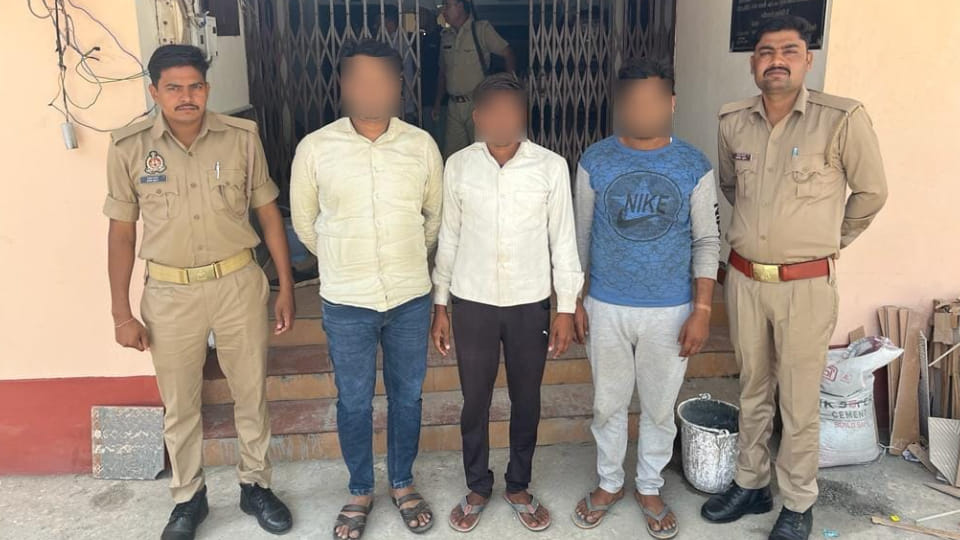 Three accused of Hello gang have been arrested for cheating on pretext of police job in Agra