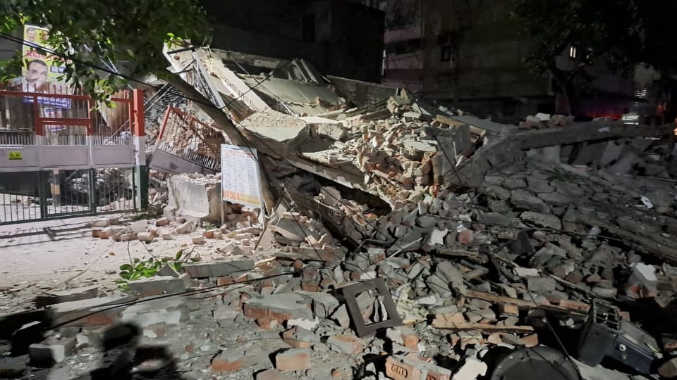 Delhi four storey building collapse in rohini it was vacant while accident no casuality reported