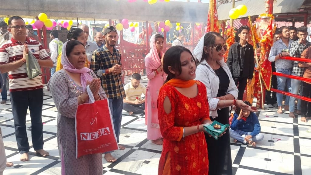 Jammu: Devotees queued up from morning to night for the blessings of mata