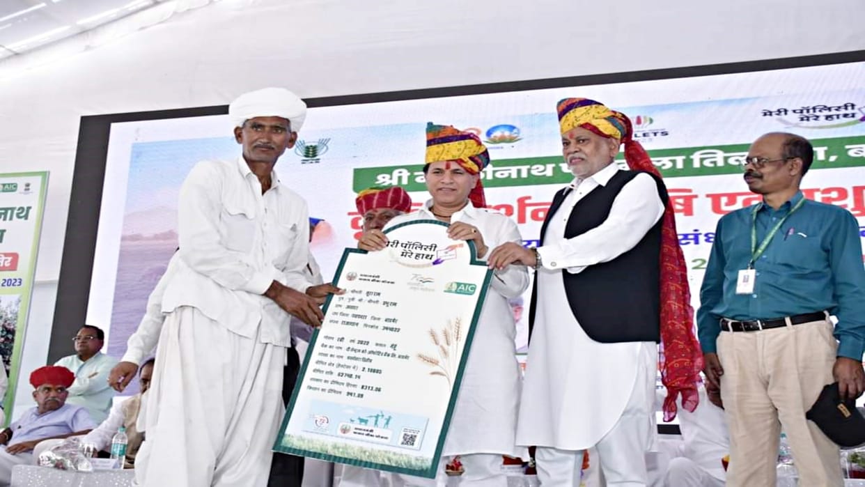 Central ministers distributed policy to beneficiary farmers at Barmer cattle fair