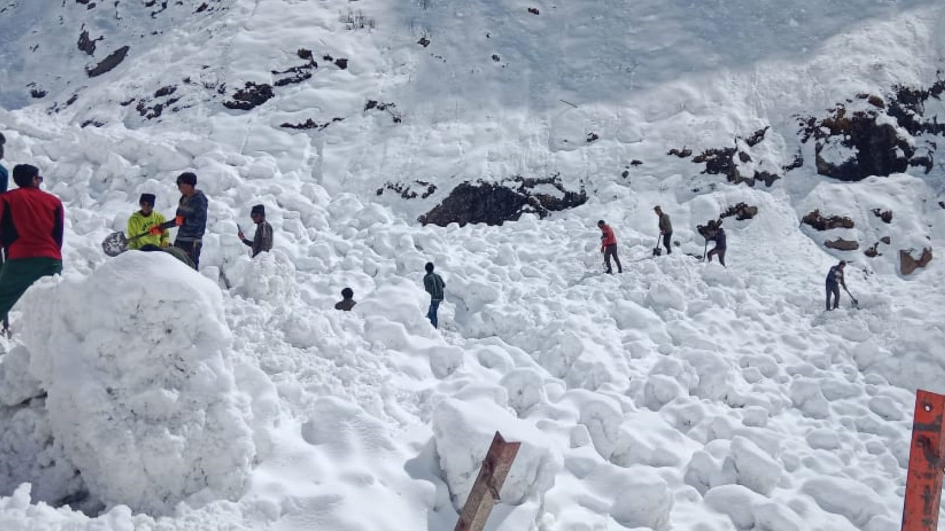 Avalanche alert in chamoli uttarakhand Snowfall in high altitude areas Weather news read more updates in hindi