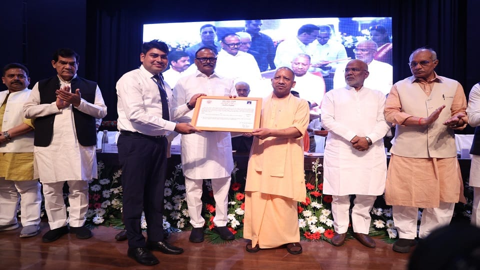 UP CM Yogi gave appointment letter to Aligarh Mohan Kapoor for the post of Deputy SP