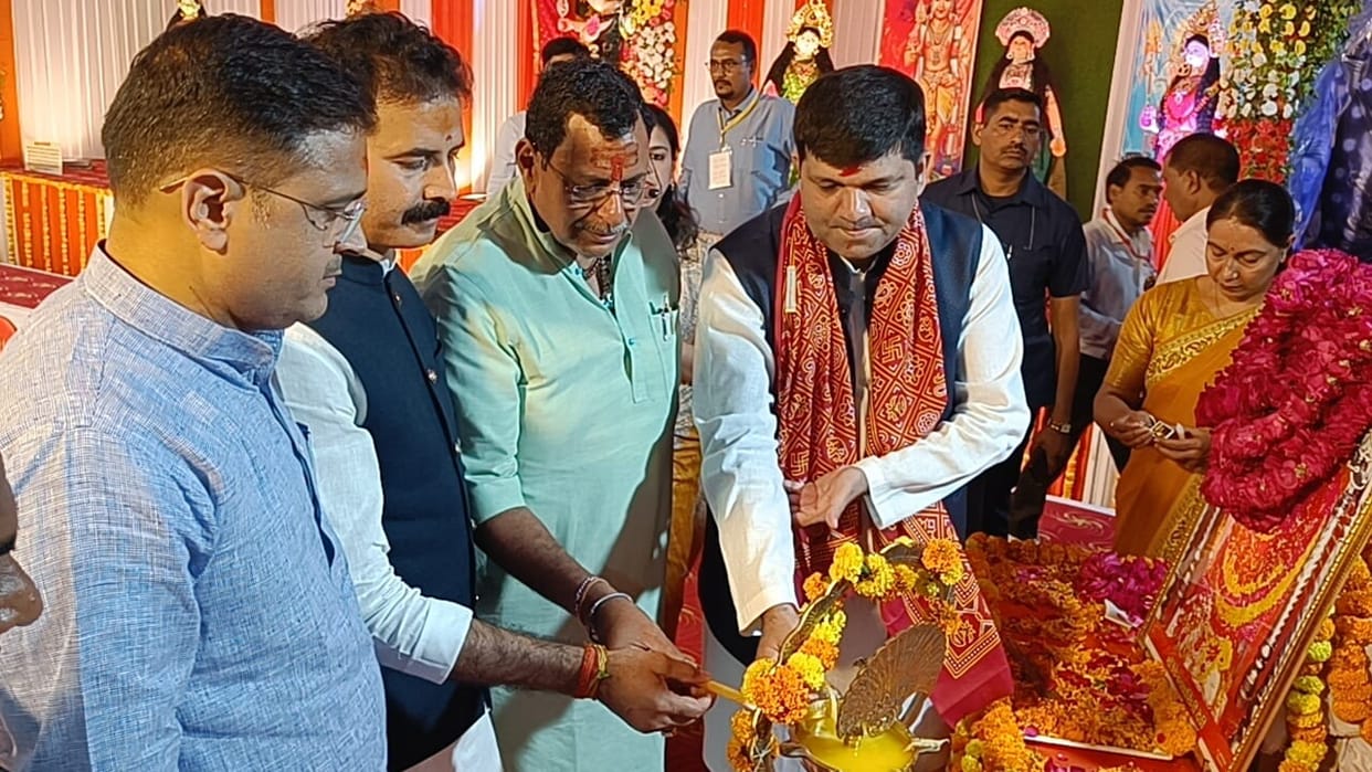 Inauguration of Vindhya Festival, cabinet minister Ashish Patel garlanded the picture of Maa Vindhyavasini