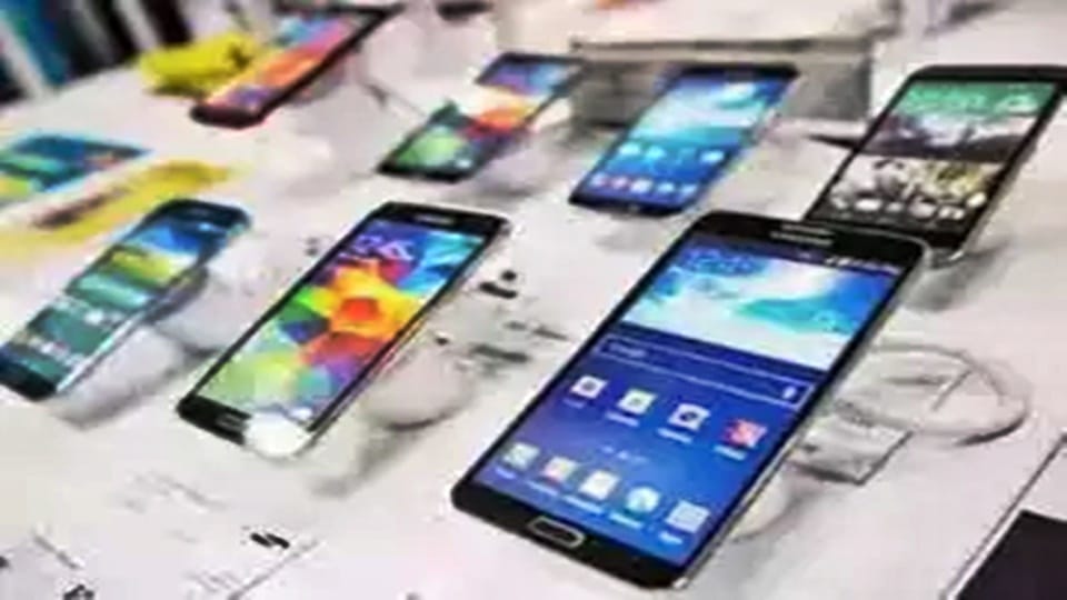 Effect of government scheme, India to cross 10 billion dollar worth mobile exports in FY22-23
