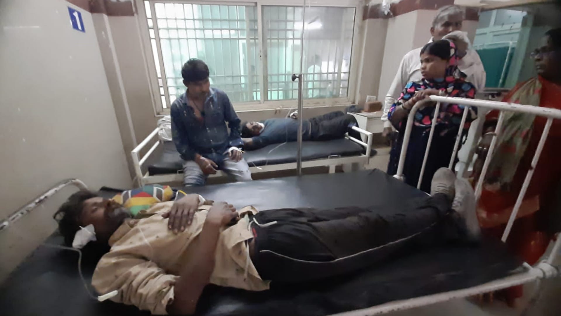 अस्पताल में भर्ती घायल मजदूर