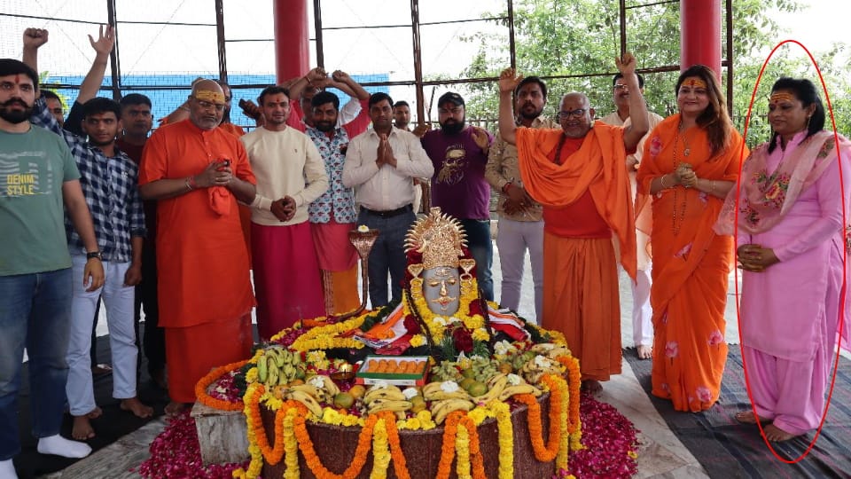 Ghaziabad NRI muslim woman offers gold crown to lord shiva converted to sanatan dharma read story