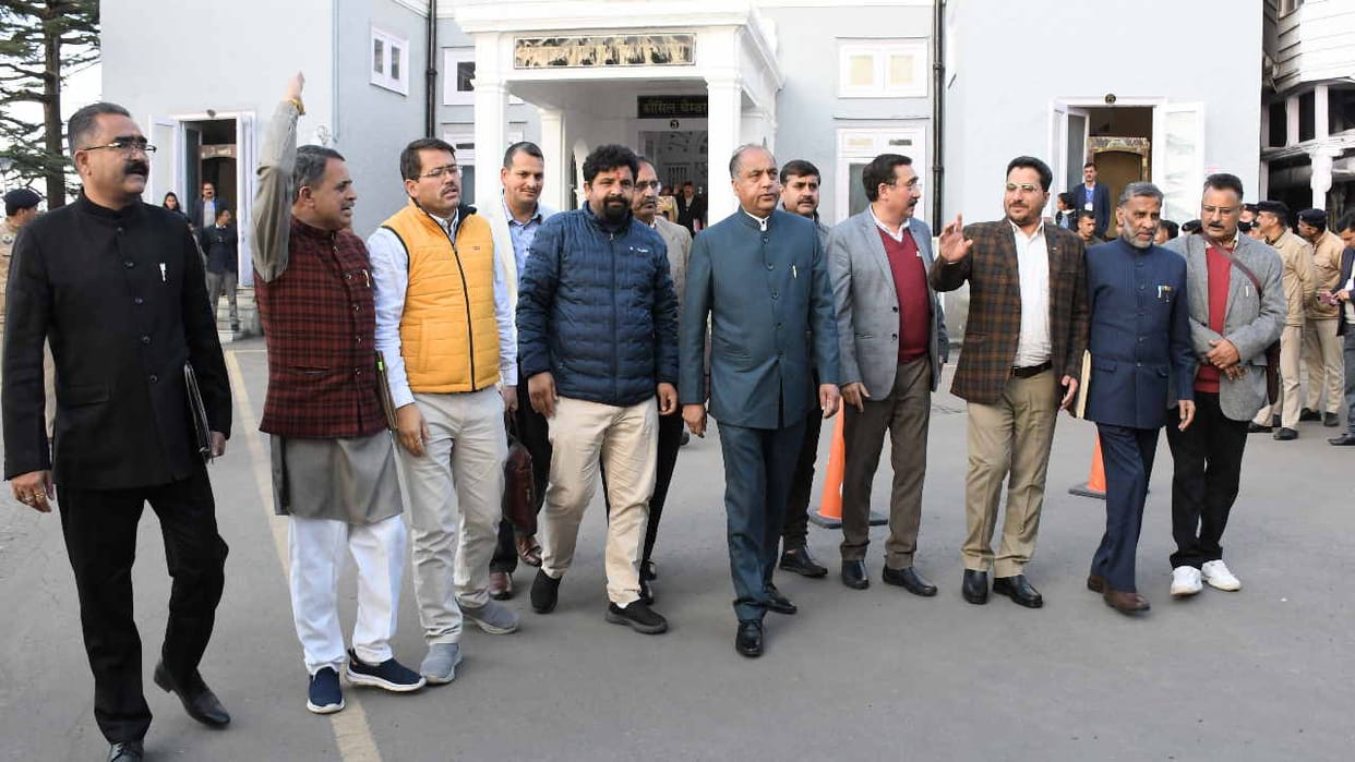 Himachal assembly session: dissatisfied opposition reached the Well and shouted slogans, then walked out