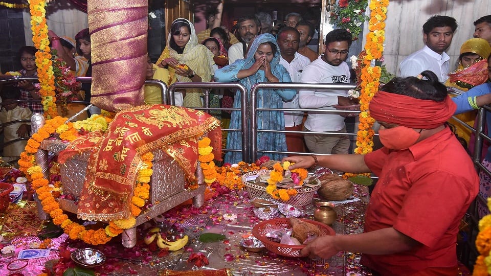 Navratri 2023: Shailputri worshiped on the first day, chanting in Devi temples, Kalash established in homes