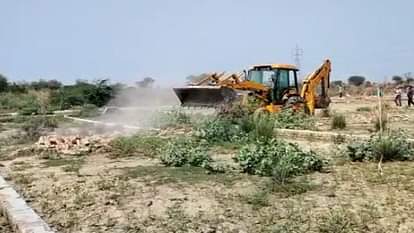 Prayagraj News :  माफिया अतीक अहमद के साढ़ू के प्लाटिंग पर चला बुलडोजर।