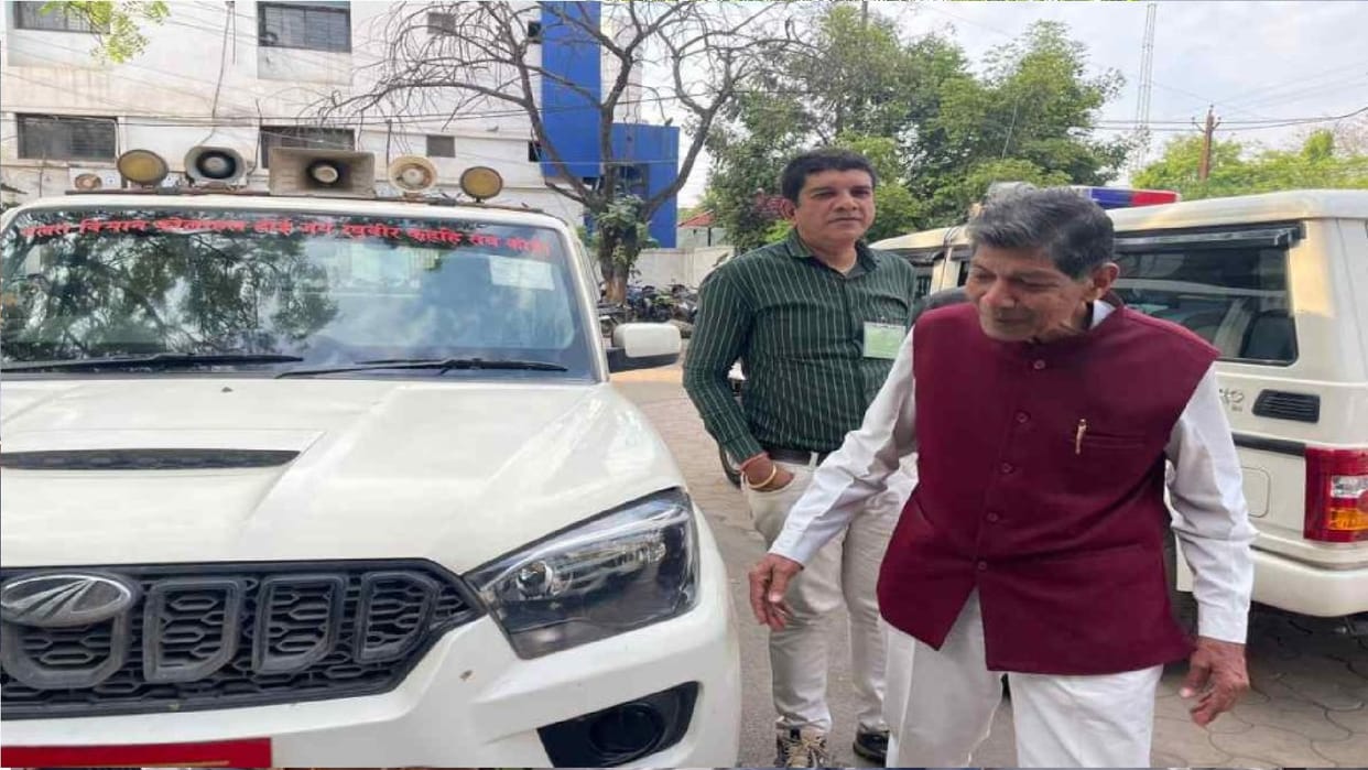 Crime in Raipur: Misbehavior with CG former Home Minister on the road