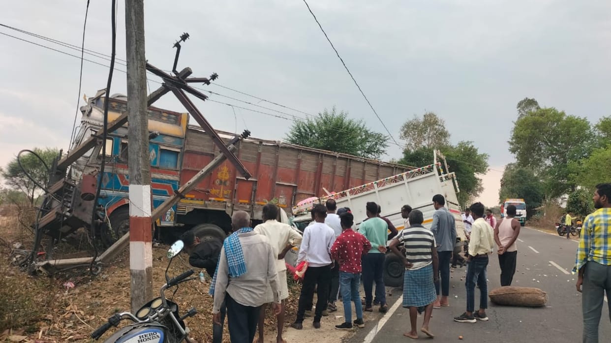 Truck-Pickup rammed into roadside transformer after collision in GPM